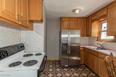 1709 Douglas Rd, Wickliffe, OH 44092 photo 2