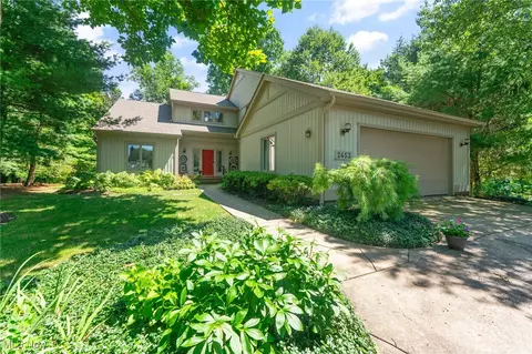2453 Ridgeview Ln, Poland, OH 44514