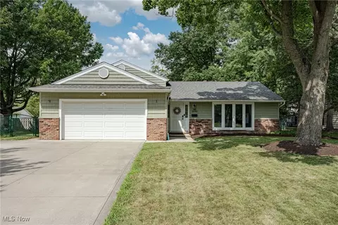1896 Bromton Dr, Lyndhurst, OH 44124