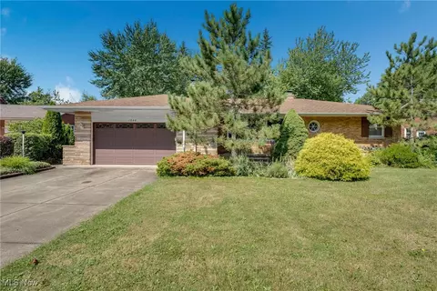 1848 Dunellon Dr, Lyndhurst, OH 44124