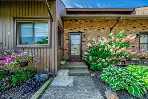 1090 Fleetwood Dr #12D, Sagamore Hills, OH 44067