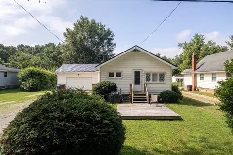 862 E Overton Dr, Akron, OH 44319 photo 2