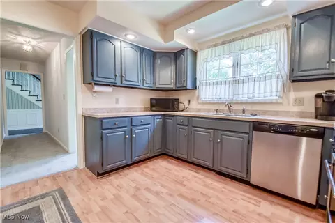 Kitchen - 2439 Beechersbrook Ln, Madison, OH 44057 photo 2 of 4