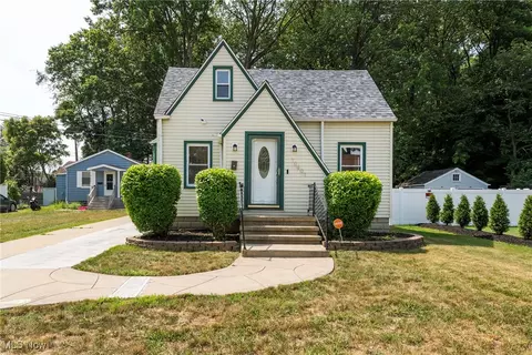 10401 Manoa Ave, Brooklyn, OH 44144