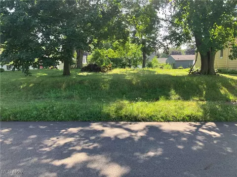 29 Th St NW, Barberton, OH 44203