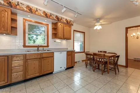 5018 Willoughcroft Rd, Willoughby, OH 44094 photo 4