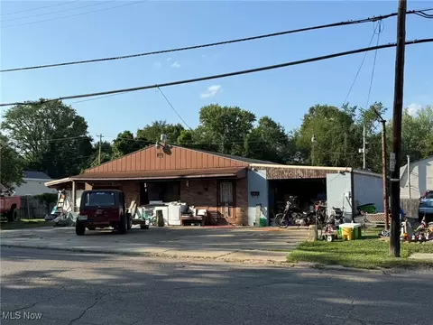 1015 Trenton Ave, Uhrichsville, OH 44683
