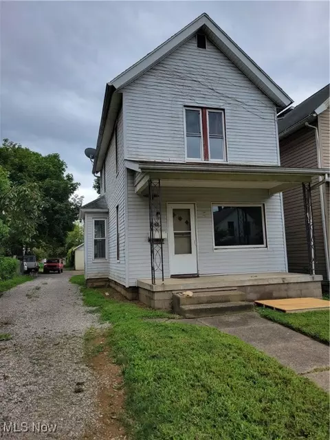 631 Locust St, Coshocton, OH 43812