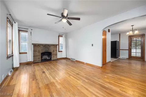 1041 Bell Ct, Elyria, OH 44035 photo 3
