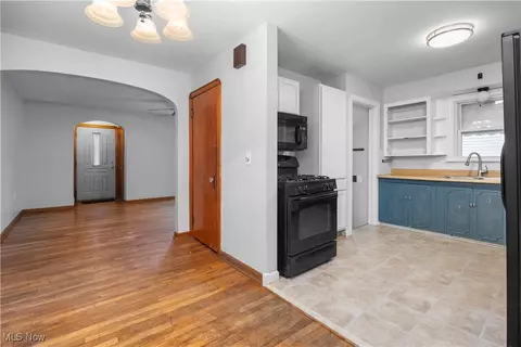 1041 Bell Ct, Elyria, OH 44035 photo 4