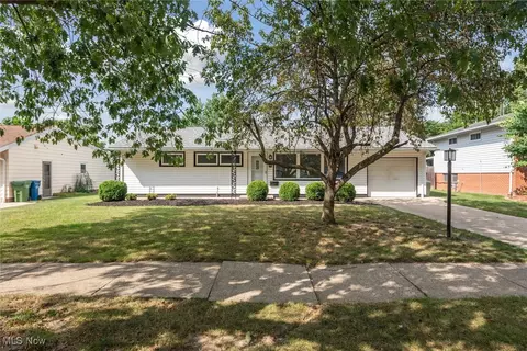 6665 Rochelle Blvd, Parma Heights, OH 44130