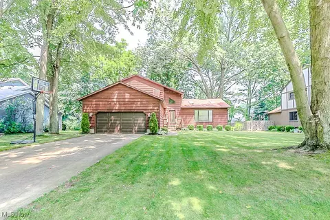 7401 Faye Ln, Mentor, OH 44060