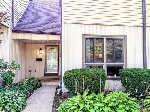 996 Som Center Rd, Mayfield, OH 44143