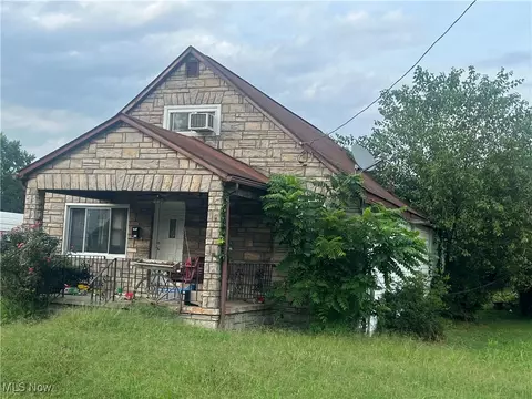 911 34th St, Vienna, WV 26105