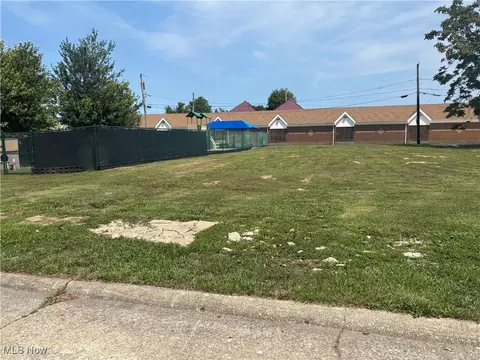 1039 Streator Pl, Lorain, OH 44052