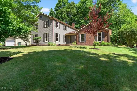 2855 Laurel Woods Blvd, Stow, OH 44224
