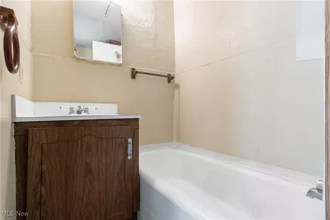 Bath - 369 E Pace Ave, Akron, OH 44319 photo 1 of 1