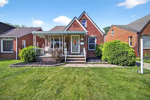 8408 Whitehaven Dr, Parma, OH 44129