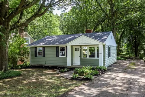 1512 Treasch Dr, Cuyahoga Falls, OH 44221