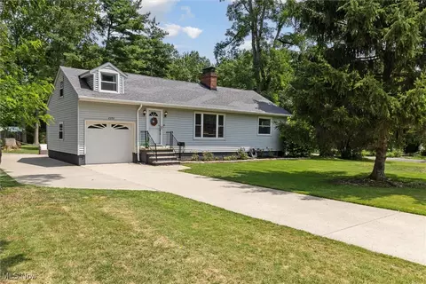 2353 W Hedgewood Dr, Westlake, OH 44145