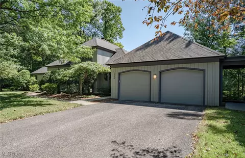 1880 Stonelake Dr, Lyndhurst, OH 44124 photo 2