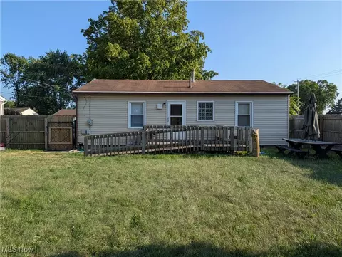 Exterior - 2111 40th St NE, Canton, OH 44705 photo 2 of 3