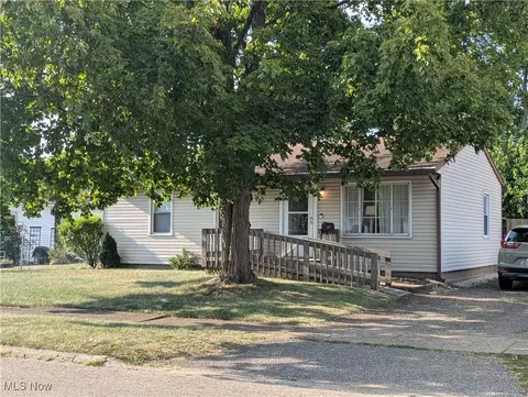 2111 40th St NE, Canton, OH 44705
