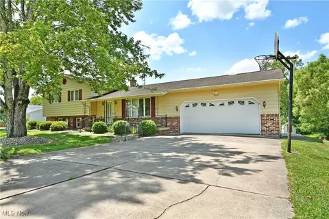 5207 Pierce Rd NW, Warren, OH 44481
