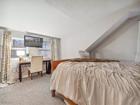 Bedroom - 415 E 266 St, Euclid, OH 44132 photo 3 of 4