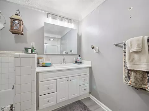 Bath - 415 E 266 St, Euclid, OH 44132 photo 3 of 5