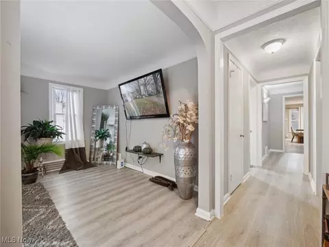 Entry Way - 415 E 266 St, Euclid, OH 44132 photo 3 of 4