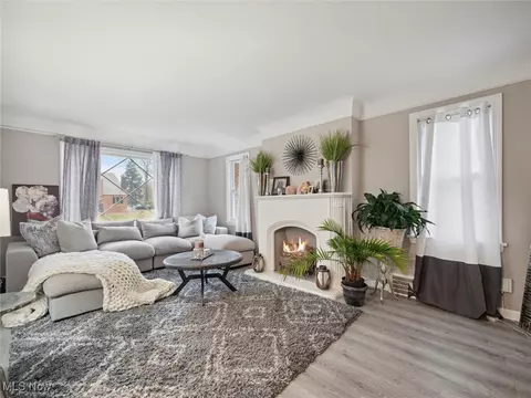 Living - 415 E 266 St, Euclid, OH 44132 photo 1 of 3