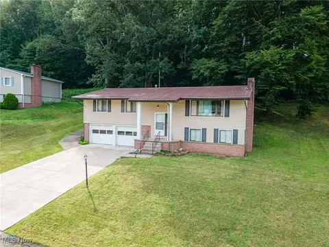 1781 Buena Vista Dr, Coshocton, OH 43812