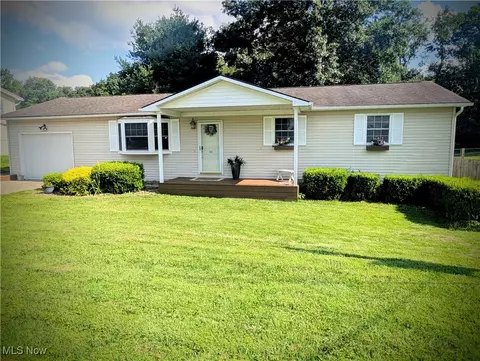 48 Suzanne St, Little Hocking, OH 45742