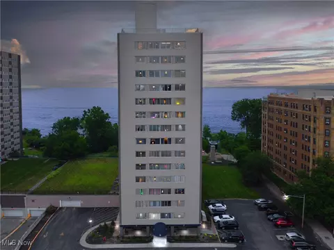 12520 Edgewater Dr #908, Lakewood, OH 44107