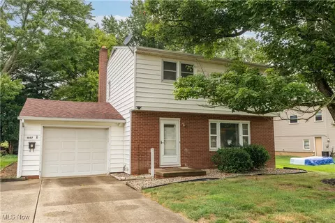 1057 Dogwood Ave NE, North Canton, OH 44720