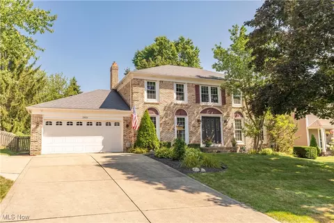 2825 River Run Cir NW, North Canton, OH 44720