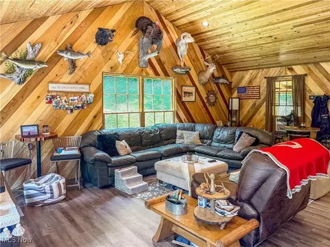 Living - 39280 W Captina Hwy, Barnesville, OH 43713 photo 2 of 5