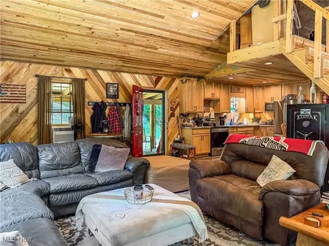 Living - 39280 W Captina Hwy, Barnesville, OH 43713 photo 3 of 5