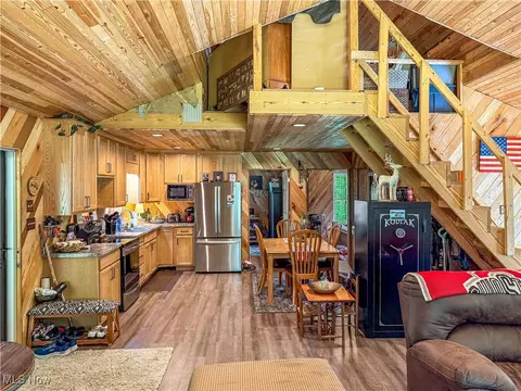 Entry Way - 39280 W Captina Hwy, Barnesville, OH 43713 photo 2 of 2