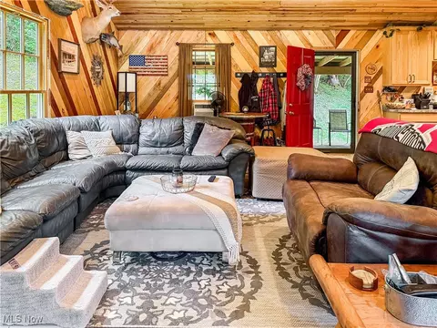 Living - 39280 W Captina Hwy, Barnesville, OH 43713 photo 5 of 5