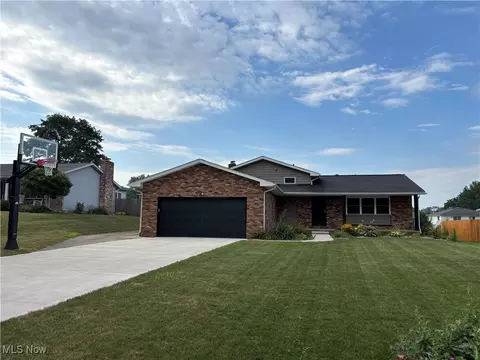 444 Wyandotte Trl SW, Hartville, OH 44632