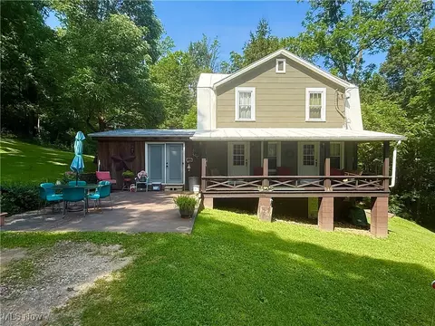 256 Little Ridge Rd, Saint Marys, WV 26170