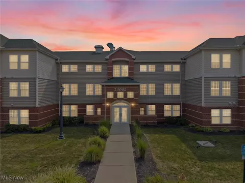 23002 Chandlers Ln #224, Olmsted Falls, OH 44138