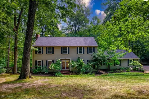 756 Treecrest Dr, Akron, OH 44333 photo 2