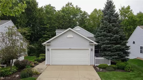 1064 Somerset Ln, Aurora, OH 44202
