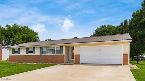 2854 Mcfarland Dr, Zanesville, OH 43701