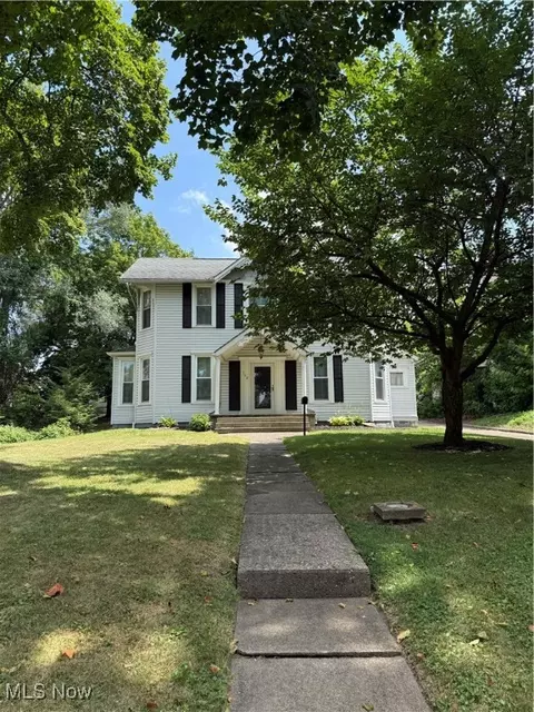 562 Cambridge Rd, Coshocton, OH 43812