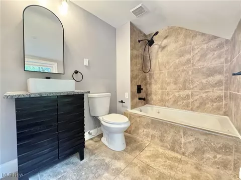 Bath - 123 Prestwick Dr, Boardman, OH 44512 photo 2 of 3
