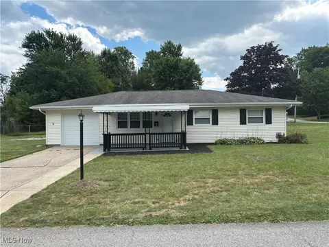 97 Idlewood Rd, Austintown, OH 44515